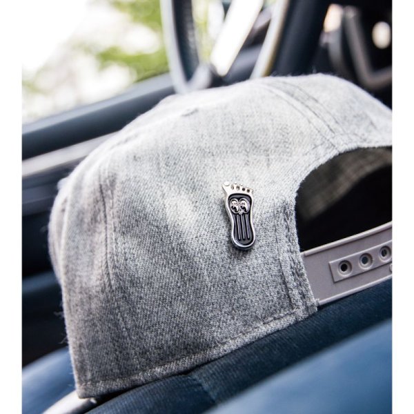 Photo2: MOONEYES Barefoot Hat Pin (2)